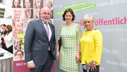 dbb Chef Ulrich Silberbach mit Juliane Seifert und Helene Wildfeuer