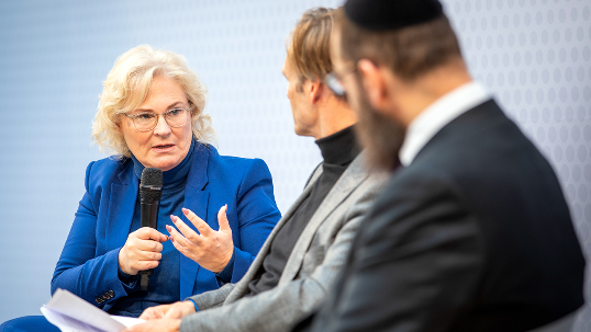 Bundesjustizministerin Lambrecht in der Podiumsdiskussion